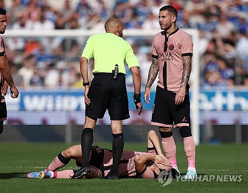 PSG는 4일(한국시간) 프랑스 스트라스부르에 위치한 스타드 드 라 메노에서 열린 스트라스부르와의 2024-25시즌 프랑스 리그1(리그앙) 32라운드 원정 경기에서 1-2로 패배했다. 이날 이강인은 선발로 출전했지만 부상으로 인해 45분 만에 경기를 마쳤다. 이강인은 전반 42분 볼 경합 과정에서 왼쪽 정강이에 통증을 호소하며 쓰러졌다. 곧바로 일어나긴 했지만 경기를 뛰기 어려울 정도로 다리를 절뚝여 결국 후반전 시작과 동시에 교체됐다. 연합뉴스