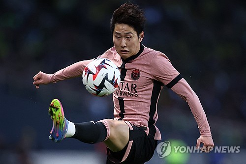 PSG는 4일(한국시간) 프랑스 스트라스부르에 위치한 스타드 드 라 메노에서 열린 스트라스부르와의 2024-25시즌 프랑스 리그1(리그앙) 32라운드 원정 경기에서 1-2로 패배했다. 이날 이강인은 선발로 출전했지만 부상으로 인해 45분 만에 경기를 마쳤다. 이강인은 전반 42분 볼 경합 과정에서 왼쪽 정강이에 통증을 호소하며 쓰러졌다. 곧바로 일어나긴 했지만 경기를 뛰기 어려울 정도로 다리를 절뚝여 결국 후반전 시작과 동시에 교체됐다. 연합뉴스