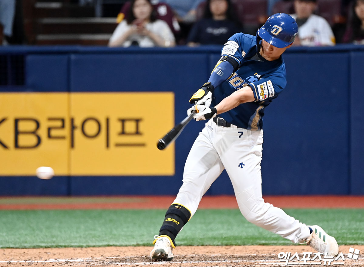 NC 내야수 김주원(사진)은 4일 사직구장에서 열린 '2025 신한 SOL Bank KBO 리그' 롯데와 주말 3연전 마지막 경기에서 2번타자 우격수로 선발 출전했다. 3회초 권희동에 이어 솔로포를 터트려 공격에 활력을 불어넣었다. 엑스포츠뉴스 DB