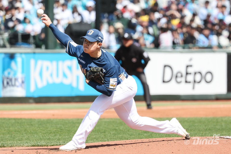 NC 투수 김녹원은 4일 사직구장에서 열린 '2025 신한 SOL Bank KBO 리그' 롯데와 주말 3연전 마지막 경기에서 선발 등판했다. 최종 성적 3이닝 4실점을 기록했다. 4회말 한순간 흔들리며 대량 실점했지만, 씩씩한 투구로 눈길을 끌었다. NC 다이노스