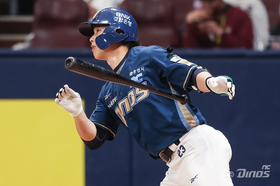 NC 외야수 천재환은 4일 사직구장에서 열린 '2025 신한 SOL Bank KBO 리그' 롯데와 주말 3연전 마지막 경기에서 7번타자 중견수로 선발 출전했다. 데뷔 첫 4안타 경기를 완성하며 팀 승리에 힘을 보탰다. NC 다이노스
