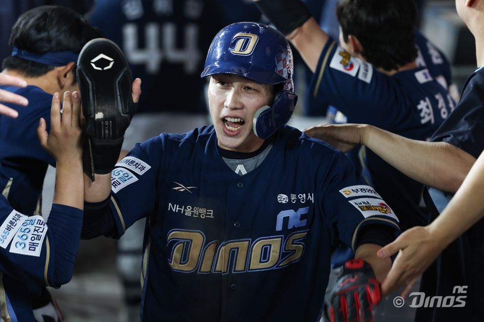 NC 외야수 천재환은 4일 사직구장에서 열린 '2025 신한 SOL Bank KBO 리그' 롯데와 주말 3연전 마지막 경기에서 7번타자 중견수로 선발 출전했다. 데뷔 첫 4안타 경기를 완성하며 팀 승리에 힘을 보탰다. NC 다이노스