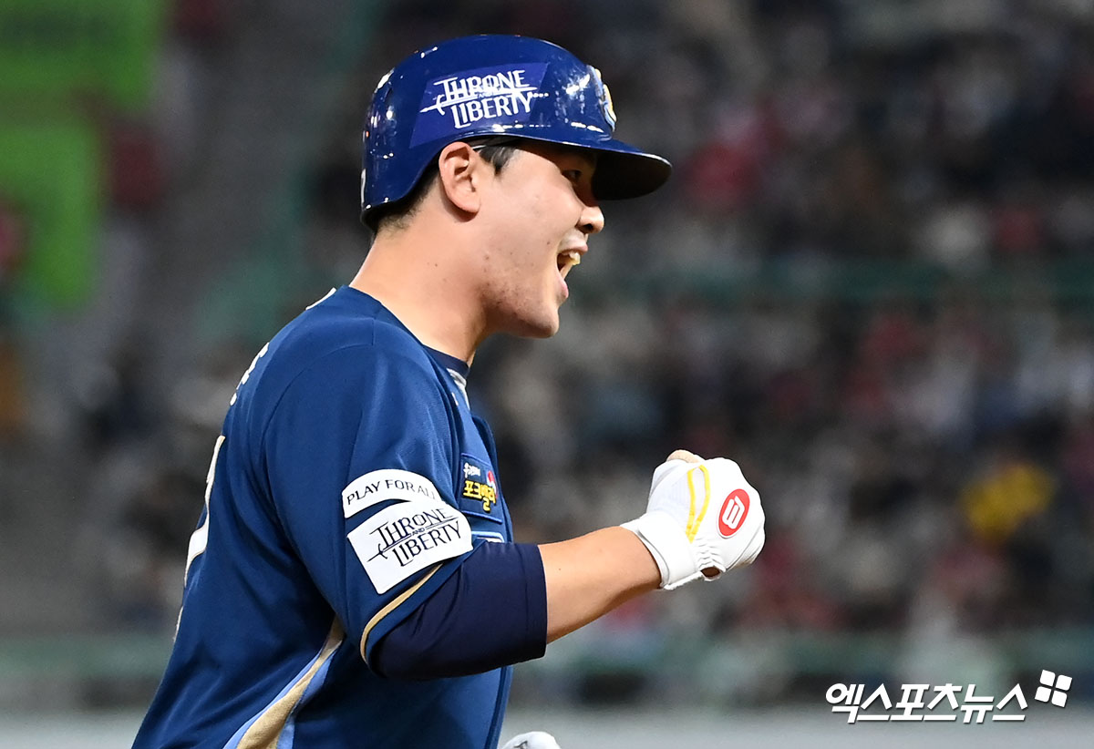 NC 포수 김형준은 4일 사직구장에서 열린 '2025 신한 SOL Bank KBO 리그' 롯데와 주말 3연전 마지막 경기에서 5번타자 포수로 선발 출전했다. 7회말 역전 3점포를 터트려 공격에 활력을 불어넣었다. 경기 후에는 선수단을 응원해주는 팬들을 향한 감사 인사를 전했다. 엑스포츠뉴스 DB