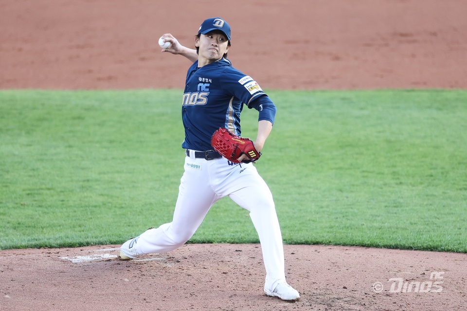 NC 투수 이준혁은 지난 3일 사직구장에서 열린 '2025 신한 SOL Bank KBO 리그' 롯데와 주말 3연전 두 번째 경기에서 구원 등판했다. 생애 첫 1군 등판에서 1⅔이닝 1실점으로 호투해 팀 승리에 보탬이 됐다. NC 다이노스