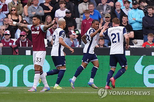 토트넘 홋스퍼는 4일(한국시간) 영국 런던에 위치한 런던 스타디움에서 열린 웨스트햄 유나이티드와의 2024-25시즌 프리미어리그 35라운드 원정 경기에서 1-1 무승부를 거뒀다. 이날 손흥민이 발 부상으로 명단 제외를 당한 가운데 토트넘은 전반 15분 윌송 오도베르의 선제골로 앞서갔지만 전반 28분 재로드 보웬에게 동점골을 허용해 무승부로 경기를 마무리했다. 웨스트햄전 무승부로 토트넘은 최근 손흥민이 부상으로 빠진 리그 4경기(1무3패)에서 모두 승리를 거두지 못했다. 연합뉴스