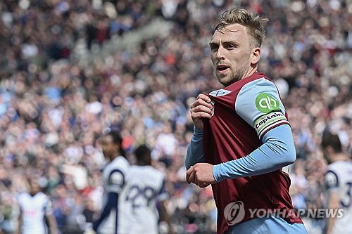 토트넘 홋스퍼는 4일(한국시간) 영국 런던에 위치한 런던 스타디움에서 열린 웨스트햄 유나이티드와의 2024-25시즌 프리미어리그 35라운드 원정 경기에서 1-1 무승부를 거뒀다. 이날 손흥민이 발 부상으로 명단 제외를 당한 가운데 토트넘은 전반 15분 윌송 오도베르의 선제골로 앞서갔지만 전반 28분 재로드 보웬에게 동점골을 허용해 무승부로 경기를 마무리했다. 웨스트햄전 무승부로 토트넘은 최근 손흥민이 부상으로 빠진 리그 4경기(1무3패)에서 모두 승리를 거두지 못했다. 연합뉴스