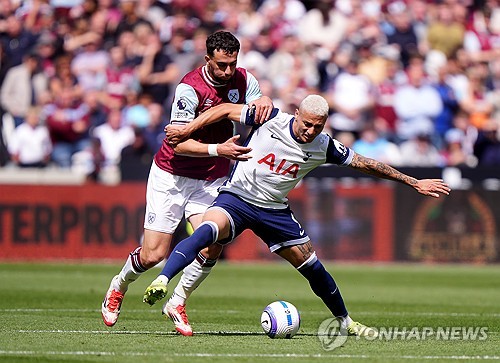 토트넘 홋스퍼는 4일(한국시간) 영국 런던에 위치한 런던 스타디움에서 열린 웨스트햄 유나이티드와의 2024-25시즌 프리미어리그 35라운드 원정 경기에서 1-1 무승부를 거뒀다. 이날 손흥민이 발 부상으로 명단 제외를 당한 가운데 토트넘은 전반 15분 윌송 오도베르의 선제골로 앞서갔지만 전반 28분 재로드 보웬에게 동점골을 허용해 무승부로 경기를 마무리했다. 웨스트햄전 무승부로 토트넘은 최근 손흥민이 부상으로 빠진 리그 4경기(1무3패)에서 모두 승리를 거두지 못했다. 연합뉴스