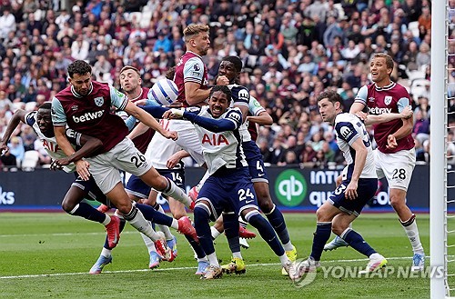 토트넘 홋스퍼는 4일(한국시간) 영국 런던에 위치한 런던 스타디움에서 열린 웨스트햄 유나이티드와의 2024-25시즌 프리미어리그 35라운드 원정 경기에서 1-1 무승부를 거뒀다. 이날 손흥민이 발 부상으로 명단 제외를 당한 가운데 토트넘은 전반 15분 윌송 오도베르의 선제골로 앞서갔지만 전반 28분 재로드 보웬에게 동점골을 허용해 무승부로 경기를 마무리했다. 웨스트햄전 무승부로 토트넘은 최근 손흥민이 부상으로 빠진 리그 4경기(1무3패)에서 모두 승리를 거두지 못했다. 연합뉴스
