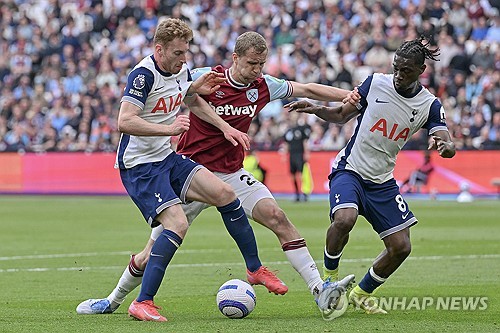 토트넘 홋스퍼는 4일(한국시간) 영국 런던에 위치한 런던 스타디움에서 열린 웨스트햄 유나이티드와의 2024-25시즌 프리미어리그 35라운드 원정 경기에서 1-1 무승부를 거뒀다. 이날 손흥민이 발 부상으로 명단 제외를 당한 가운데 토트넘은 전반 15분 윌송 오도베르의 선제골로 앞서갔지만 전반 28분 재로드 보웬에게 동점골을 허용해 무승부로 경기를 마무리했다. 웨스트햄전 무승부로 토트넘은 최근 손흥민이 부상으로 빠진 리그 4경기(1무3패)에서 모두 승리를 거두지 못했다. 연합뉴스