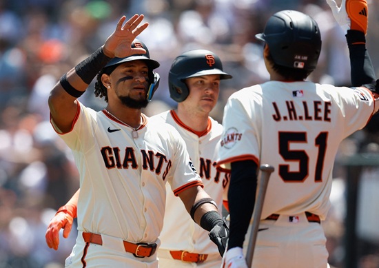 샌프란시스코 자이언츠 외야수 이정후가 5일 미국 캘리포니아주 샌프란시스코 오라클 파크에서 열린 2025 메이저리그 콜로라도 로키스와 홈 경기에 3번 타자 중견수로 선발 출전해 3타수 무안타 1사구 1타점 1득점을 기록했다. 샌프란시스코는 선발 투수 로건 웹의 7이닝 퀄리티 스타트 플러스 쾌투와 아다메스의 연속 타석 홈런에 힘입어 9-3 대승으로 3연승을 달렸다. 연합뉴스