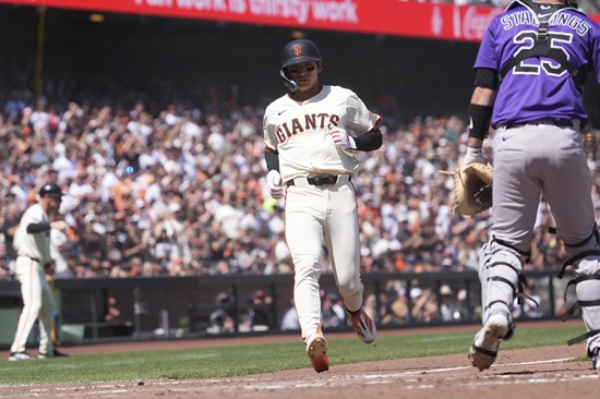 샌프란시스코 자이언츠 외야수 이정후가 5일 미국 캘리포니아주 샌프란시스코 오라클 파크에서 열린 2025 메이저리그 콜로라도 로키스와 홈 경기에 3번 타자 중견수로 선발 출전해 3타수 무안타 1사구 1타점 1득점을 기록했다. 샌프란시스코는 선발 투수 로건 웹의 7이닝 퀄리티 스타트 플러스 쾌투와 아다메스의 연속 타석 홈런에 힘입어 9-3 대승으로 3연승을 달렸다. 연합뉴스