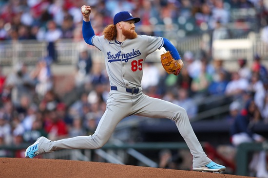 LA 다저스 내야수 김혜성이 5일 애틀란타전에서 9회 초 대주자로 교체 출전해 메이저리그 데뷔 첫 도루와 함께 센스 있는 3루 진루 플레이를 선보였다. 다저스는 5일 애틀란타전에서 한 점 차 패배를 당하면서 8연승 도전에 실패했다. 연합뉴스