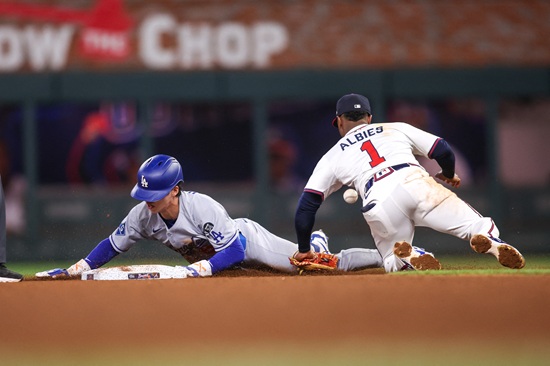 LA 다저스 내야수 김혜성이 5일 애틀란타전에서 9회 초 대주자로 교체 출전해 메이저리그 데뷔 첫 도루와 함께 센스 있는 3루 진루 플레이를 선보였다. 다저스는 5일 애틀란타전에서 한 점 차 패배를 당하면서 8연승 도전에 실패했다. 연합뉴스