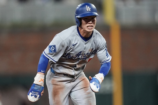 LA 다저스 내야수 김혜성이 5일 애틀란타전에서 9회 초 대주자로 교체 출전해 메이저리그 데뷔 첫 도루와 함께 센스 있는 3루 진루 플레이를 선보였다. 다저스는 5일 애틀란타전에서 한 점 차 패배를 당하면서 8연승 도전에 실패했다. 연합뉴스