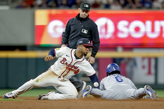 LA 다저스 내야수 김혜성이 5일 애틀란타전에서 9회 초 대주자로 교체 출전해 메이저리그 데뷔 첫 도루와 함께 센스 있는 3루 진루 플레이를 선보였다. 다저스는 5일 애틀란타전에서 한 점 차 패배를 당하면서 8연승 도전에 실패했다. 연합뉴스