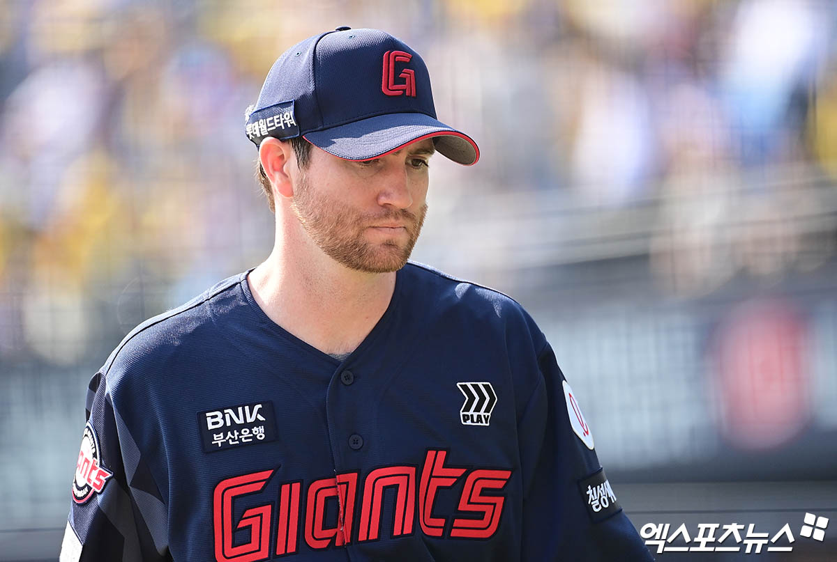 롯데 투수 반즈는 5일 사직구장에서 열릴 '2025 신한 SOL Bank KBO 리그' SSG와 주중 3연전 첫 번째 경기를 앞두고 1군 엔트리에서 빠졌다. 왼쪽 어깨 통증으로 오는 6일 병원 검진에 나설 계획이다. 엑스포츠뉴스 DB