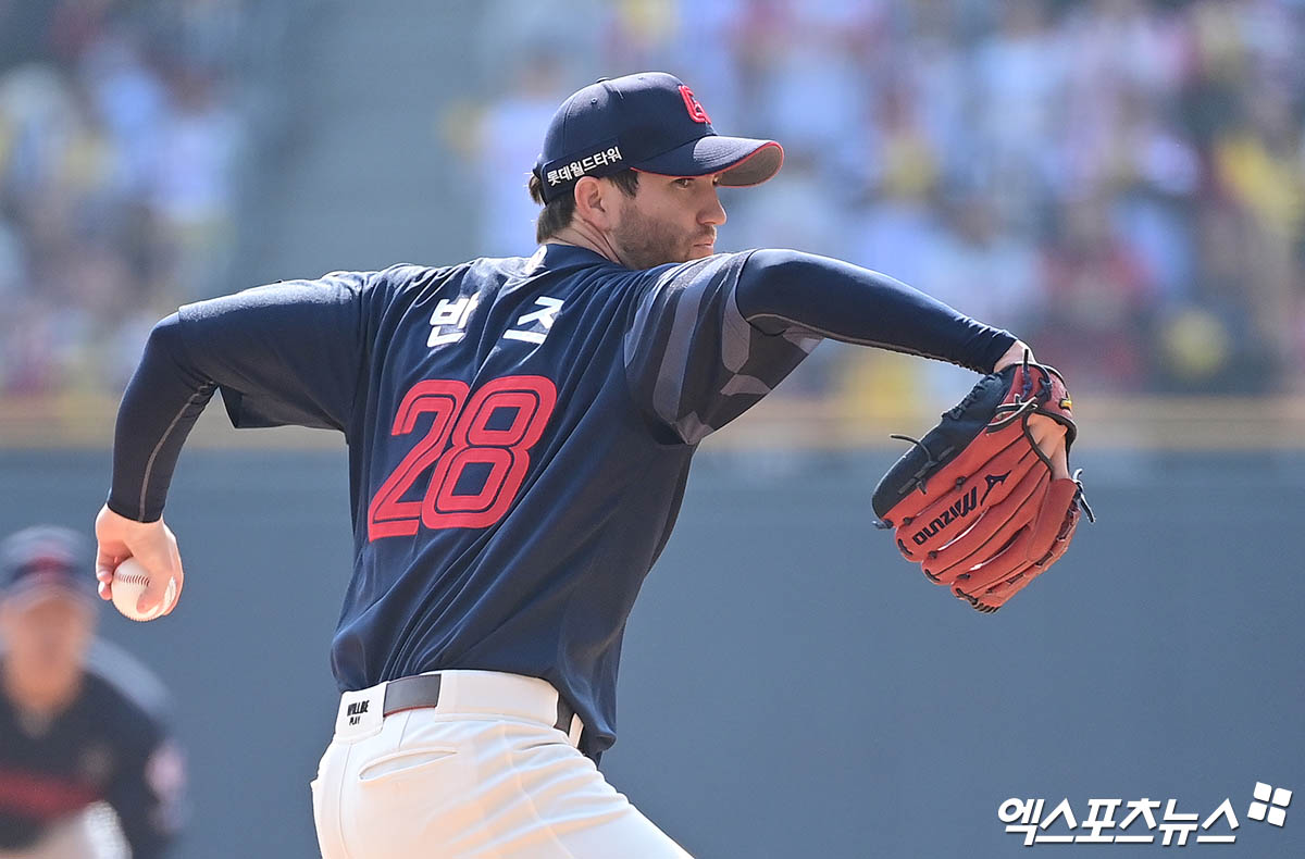 롯데 투수 반즈는 5일 사직구장에서 열릴 '2025 신한 SOL Bank KBO 리그' SSG와 주중 3연전 첫 번째 경기를 앞두고 1군 엔트리에서 빠졌다. 왼쪽 어깨 통증으로 오는 6일 병원 검진에 나설 계획이다. 엑스포츠뉴스 DB