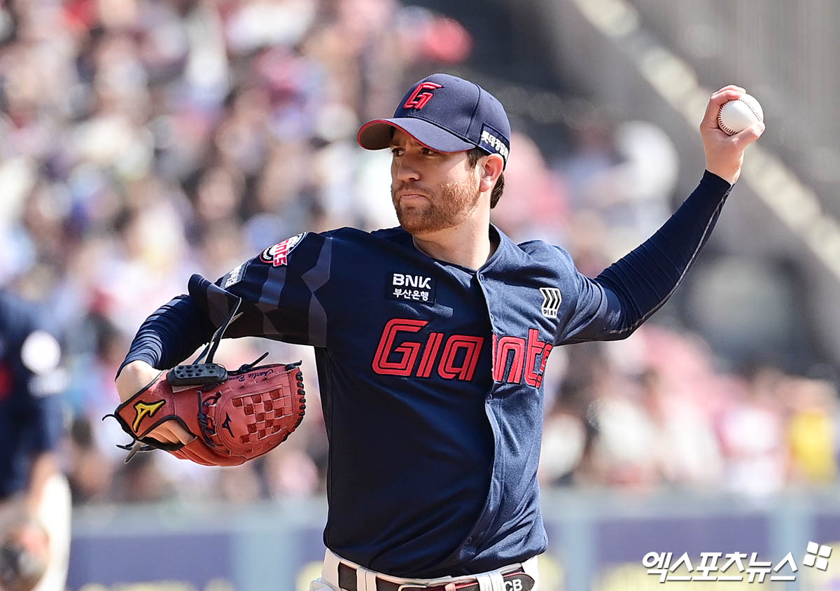 롯데 투수 반즈는 5일 사직구장에서 열릴 '2025 신한 SOL Bank KBO 리그' SSG와 주중 3연전 첫 번째 경기를 앞두고 1군 엔트리에서 빠졌다. 왼쪽 어깨 통증으로 오는 6일 병원 검진에 나설 계획이다. 엑스포츠뉴스 DB