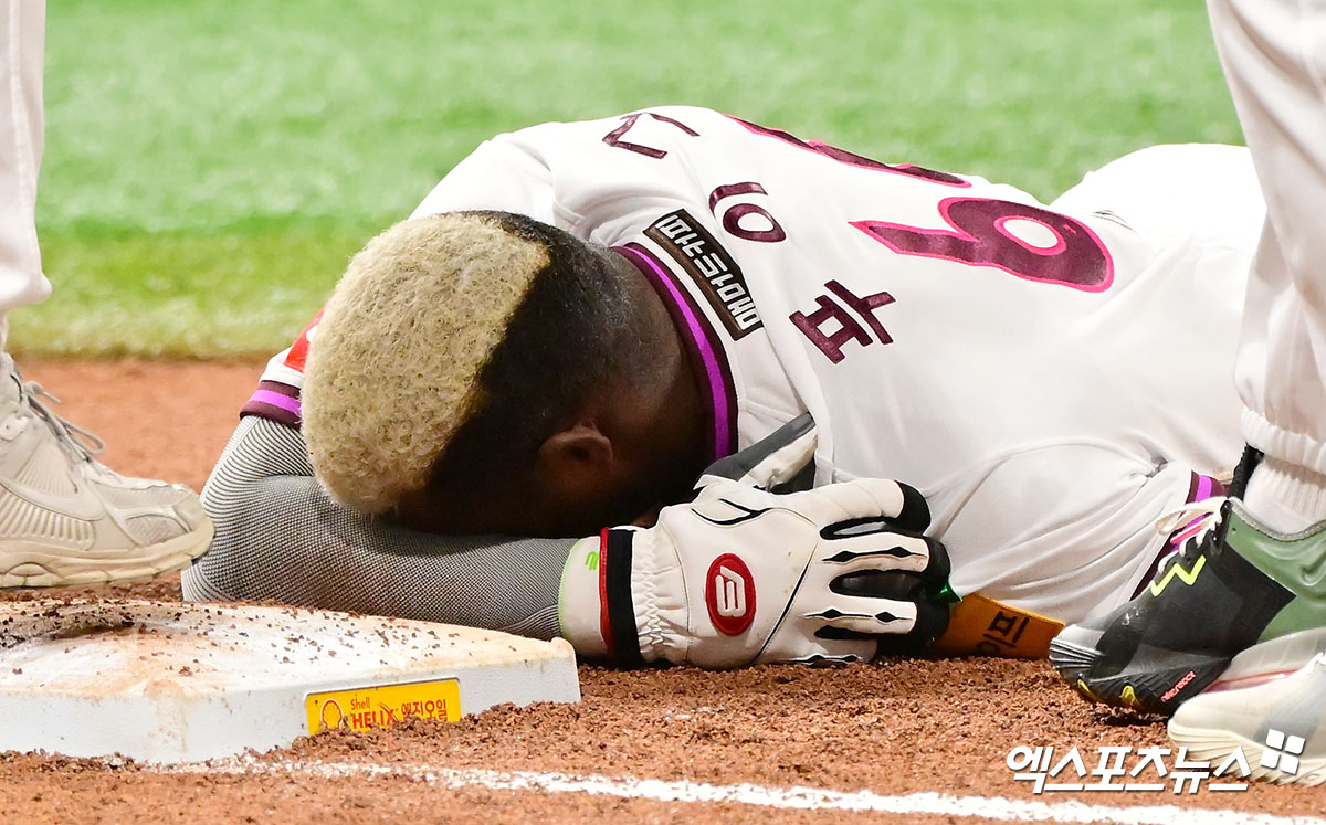 23일 오후 서울 구로구 고척스카이돔에서 열린 '2025 신한 SOL Bank KBO리그' 두산 베어스와 키움 히어로즈의 경기, 2회말 1사 1루 키움 푸이그가 귀루하는 과정에서 어깨 통증을 호소하고 있다. 엑스포츠뉴스 DB