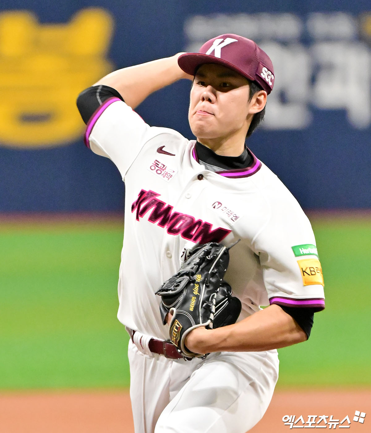 23일 오후 서울 구로구 고척스카이돔에서 열린 '2025 신한 SOL Bank KBO리그' 두산 베어스와 키움 히어로즈의 경기, 1회초 키움 선발투수 김윤하가 공을 힘차게 던지고 있다. 엑스포츠뉴스 DB