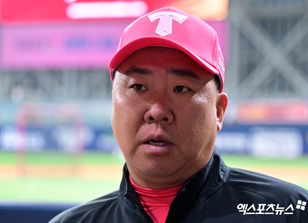 5일 오후 서울 구로구 고척스카이돔에서 열리는 '2025 신한 SOL Bank KBO리그' KIA 타이거즈와 키움 히어로즈의 경기, KIA 이범호 감독이 취재진과 대화를 나누고 있다. 고척, 김한준 기자