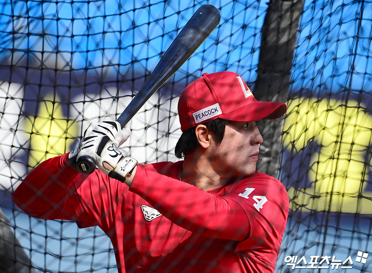 SSG 내야수 최정은 5일 사직구장에서 열릴 '2025 신한 SOL Bank KBO 리그' 롯데 자이언츠와 주중 3연전 첫 번째 경기에서 3번 지명타자로 선발 출전한다. 오른쪽 햄스트링 부상 여파로 지명타자로 출전하고 있다. 엑스포츠뉴스 DB