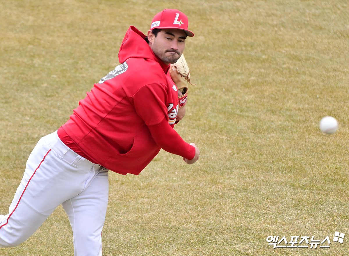 SSG 투수 화이트는 5일 사직구장에서 열릴 '2025 신한 SOL Bank KBO 리그' 롯데 자이언츠와 주중 3연전 첫 번째 경기에서 선발 등판한다. 에이스로서 2연패 중인 팀을 구해낼지 많은 이목이 쏠린다. 엑스포츠뉴스 DB