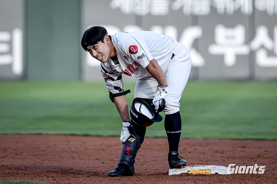 롯데 외야수 황성빈은 5일 사직구장에서 열린 '2025 신한 SOL Bank KBO 리그' SSG와 주중 3연전 첫 번째 경기에서 1번타자 중견수로 선발 출전했다. 1회말 기습 번트 후 1루에 슬라이딩하는 과정에서 왼쪽 엄지, 중지, 약지 손가락을 다쳐 김동혁과 교체됐다. 롯데 자이언츠