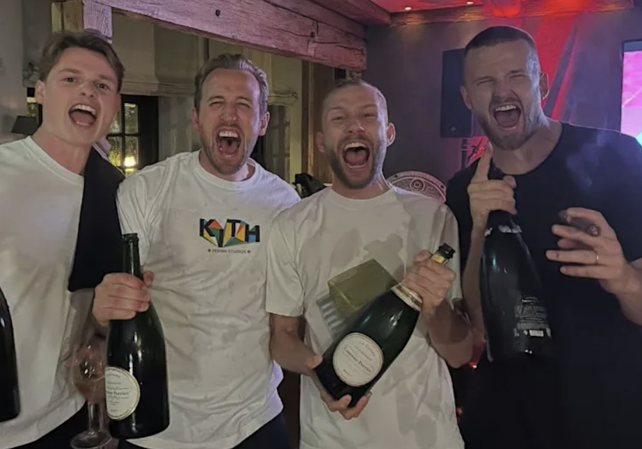 '20년 무관' 해리 케인이 자신의 첫 우승 파티를 제대로 즐겼다. 토트넘 시절 그의 단짝이었던 손흥민도 SNS에 '하트(♥)'를 보내며 축하를 아끼지 않았다. 케인과 그의 소속팀인 바이에른 뮌헨 동료들은 다가오는 보루시아 묀헨글라트바흐전을 마친 뒤 독일 분데스리가 우승컵인 '마이스터 샬레'를 받을 예정인데, 케인에겐 이미 트로피(?)가 전달됐다. 역사적인 케인의 첫 우승을 기념해 동료들이 이미 종이로 된 마이스터 샬레를 전달하는 해프닝까지 일어난 것으로 드러났다. 케인은 5일 레버쿠젠의 프라이부르크전 무승부로 생애 첫 우승을 확정지은 뒤 술 마시고 노래하며 흐트러진 모습을 제대로 선보여 축구팬들의 시선을 끌었다. 케인은 유스부터 뛰면서 20년을 손흥민 소속팀 토트넘에서 활약했고 각종 득점왕 타이틀을 모두 거머쥐었으나 공식 대회 우승 트로피가 단 한 개도 없었다. 심지어 국가대표팀에서도 2021년과 2024년에 유럽축구연맹(UEFA) 유럽축구선수권대회 결승에 연달아 진출했으나 이탈리아와 스페인에 무릎을 꿇어 연달아 준우승에 그쳤다. 스포르트 빌트