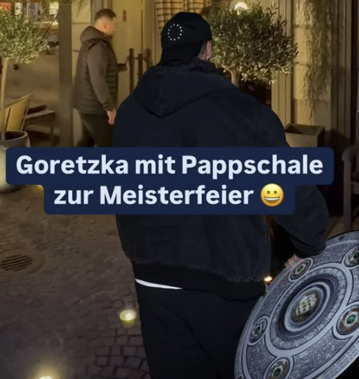 '20년 무관' 해리 케인이 자신의 첫 우승 파티를 제대로 즐겼다. 토트넘 시절 그의 단짝이었던 손흥민도 SNS에 '하트(♥)'를 보내며 축하를 아끼지 않았다. 케인과 그의 소속팀인 바이에른 뮌헨 동료들은 다가오는 보루시아 묀헨글라트바흐전을 마친 뒤 독일 분데스리가 우승컵인 '마이스터 샬레'를 받을 예정인데, 케인에겐 이미 트로피(?)가 전달됐다. 역사적인 케인의 첫 우승을 기념해 동료들이 이미 종이로 된 마이스터 샬레를 전달하는 해프닝까지 일어난 것으로 드러났다. 케인은 5일 레버쿠젠의 프라이부르크전 무승부로 생애 첫 우승을 확정지은 뒤 술 마시고 노래하며 흐트러진 모습을 제대로 선보여 축구팬들의 시선을 끌었다. 스포르트 빌트