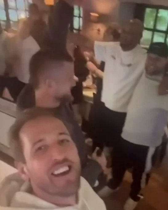 '20년 무관' 해리 케인이 자신의 첫 우승 파티를 제대로 즐겼다. 토트넘 시절 그의 단짝이었던 손흥민도 SNS에 '하트(♥)'를 보내며 축하를 아끼지 않았다. 케인과 그의 소속팀인 바이에른 뮌헨 동료들은 다가오는 보루시아 묀헨글라트바흐전을 마친 뒤 독일 분데스리가 우승컵인 '마이스터 샬레'를 받을 예정인데, 케인에겐 이미 트로피(?)가 전달됐다. 역사적인 케인의 첫 우승을 기념해 동료들이 이미 종이로 된 마이스터 샬레를 전달하는 해프닝까지 일어난 것으로 드러났다. 케인은 5일 레버쿠젠의 프라이부르크전 무승부로 생애 첫 우승을 확정지은 뒤 술 마시고 노래하며 흐트러진 모습을 제대로 선보여 축구팬들의 시선을 끌었다. 해리 케인 SNS