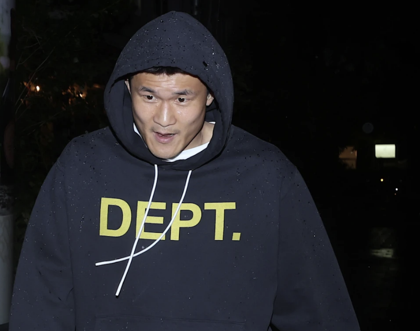 김민재가 후드 티를 입고 소속팀인 바이에른 뮌헨의 독일 분데스리가 우승 파티에 참석했다. 스포르트 빌트