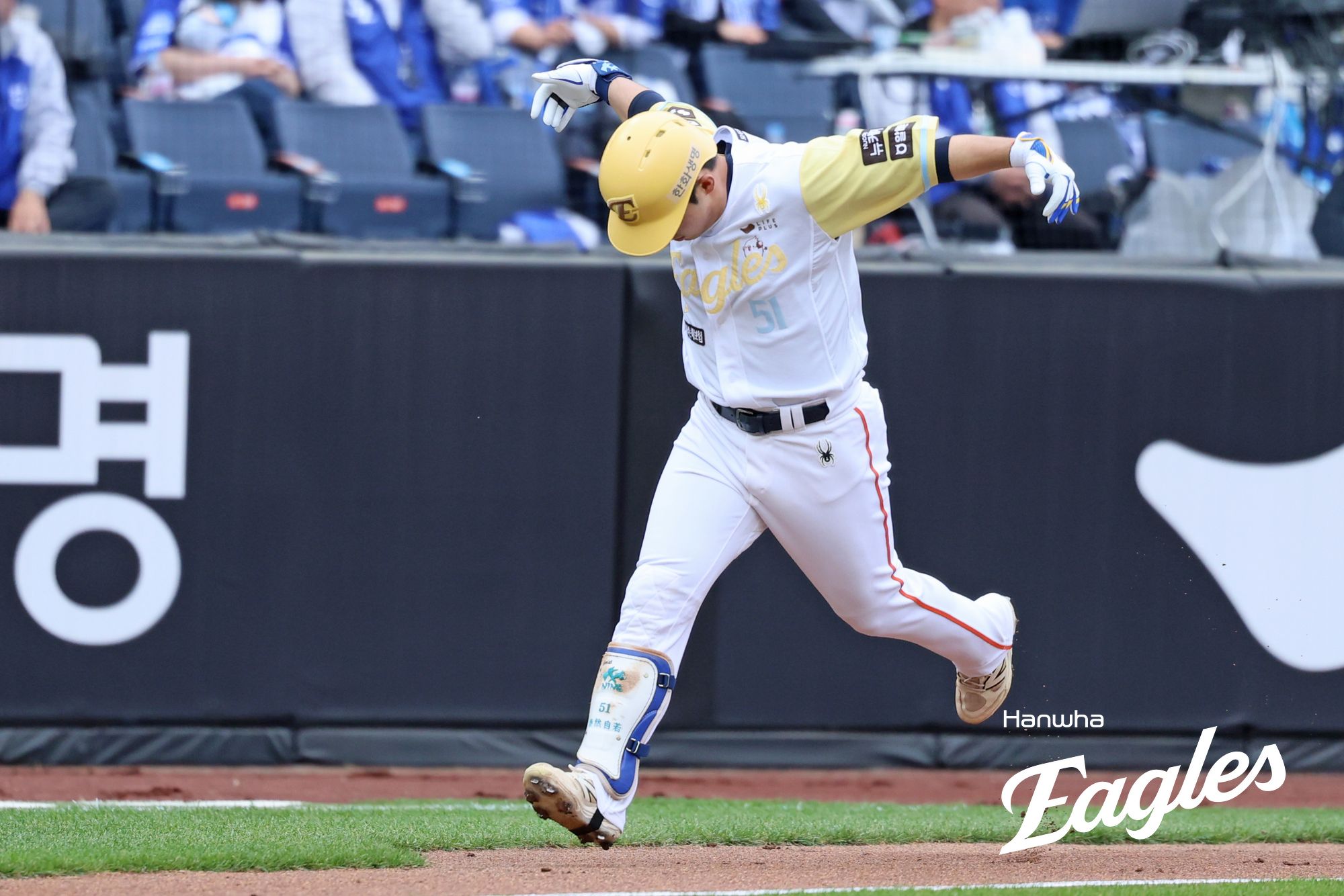 5일 대전 한화생명 볼파크에서 열린 2025 신한 SOL Bank KBO리그 삼성 라이온즈와 한화 이글스의 경기, 좌익수 겸 3번타자로 선발 출전한 문현빈은 1회말 2사 주자 없는 상황 첫 타석, 삼성 선발 최원태의 커터를 받아쳐 솔로 홈런을 터뜨렸다. 한화 이글스