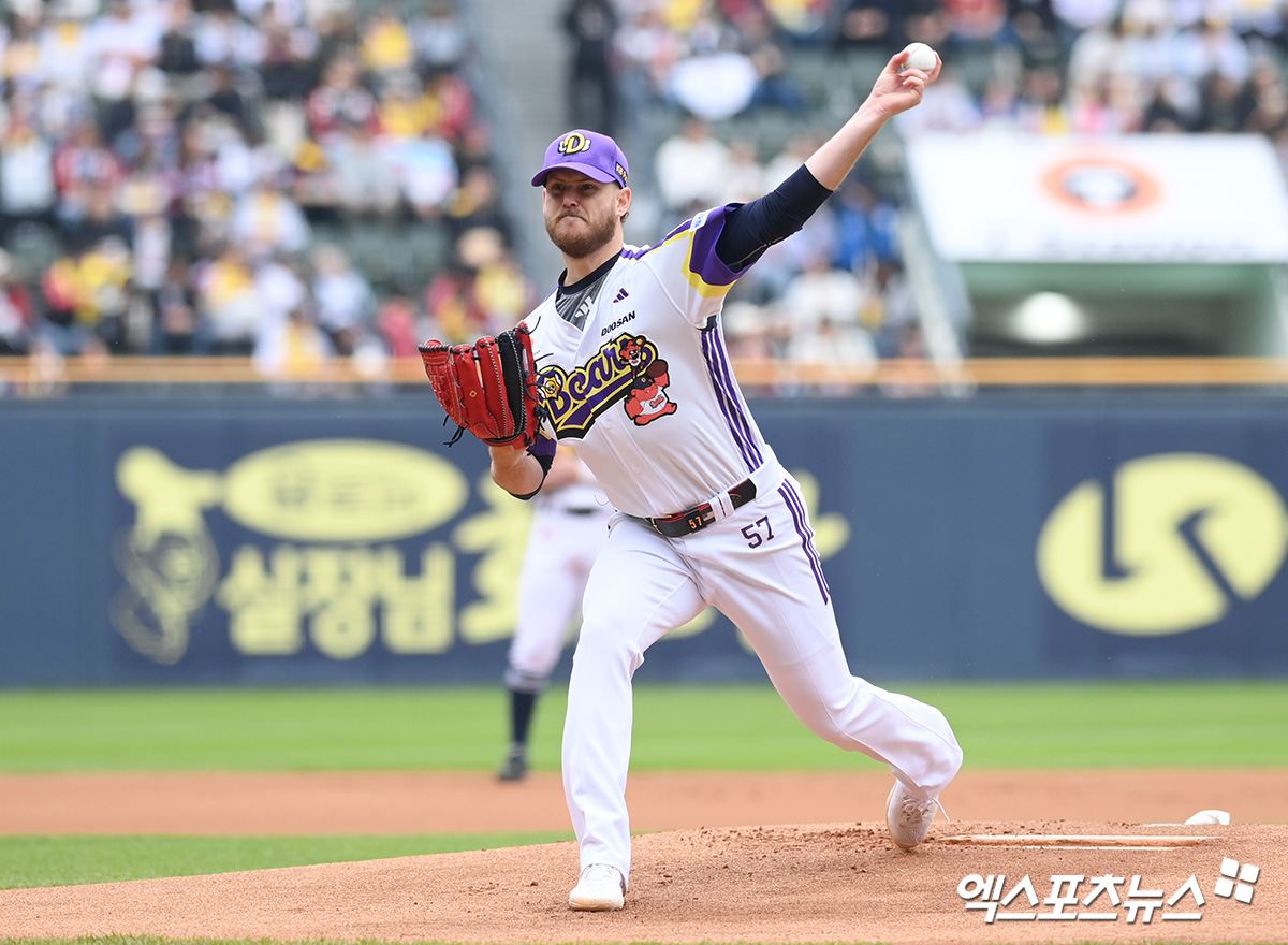 두산 베어스 외국인 투수 콜어빈이 5일 서울 잠실야구장에서 열린 2025 신한 SOL Bank KBO리그 LG 트윈스와의 팀 간 4차전에서 6이닝 1실점 호투로 팀의 3연승을 이끌었다. 사진 고아라 기자