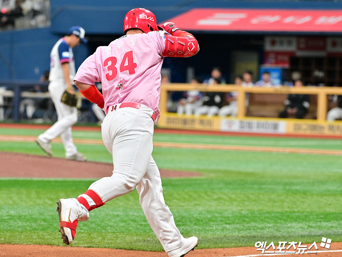 5일 오후 서울 구로구 고척스카이돔에서 열린 '2025 신한 SOL Bank KBO리그' KIA 타이거즈와 키움 히어로즈의 경기, 6회초 무사 1,3루 KIA 최형우가 스리런 홈런을 날린 후 그라운드를 돌고 있다.  최형우는 KBO리그 통산 4번째 400홈런을 달성했다. 고척, 김한준 기자