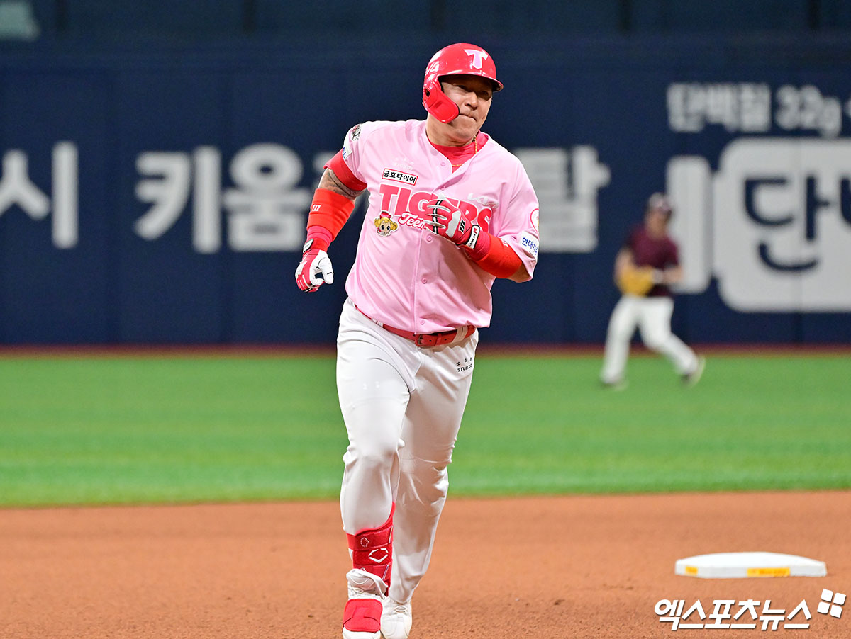 5일 오후 서울 구로구 고척스카이돔에서 열린 '2025 신한 SOL Bank KBO리그' KIA 타이거즈와 키움 히어로즈의 경기, 6회초 무사 1,3루 KIA 최형우가 스리런 홈런을 날린 후 그라운드를 돌고 있다.  최형우는 KBO리그 통산 4번째 400홈런을 달성했다. 고척, 김한준 기자