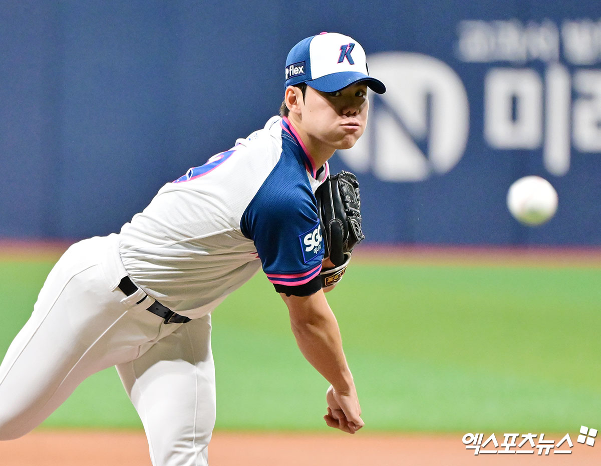  5일 오후 서울 구로구 고척스카이돔에서 열린 '2025 신한 SOL Bank KBO리그' KIA 타이거즈와 키움 히어로즈의 경기, 1회초 키움 선발투수 김윤하가 공을 힘차게 던지고 있다. 고척, 김한준 기자