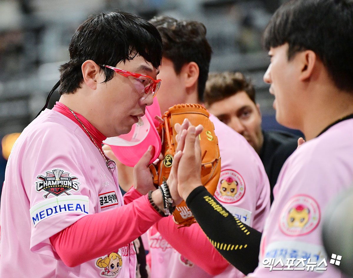 5일 오후 서울 구로구 고척스카이돔에서 열린 '2025 신한 SOL Bank KBO리그' KIA 타이거즈와 키움 히어로즈의 경기, 5회말 수비를 마친 KIA 양현종이 더그아웃에서 하이파이브를 하고 있다. 고척, 김한준 기자
