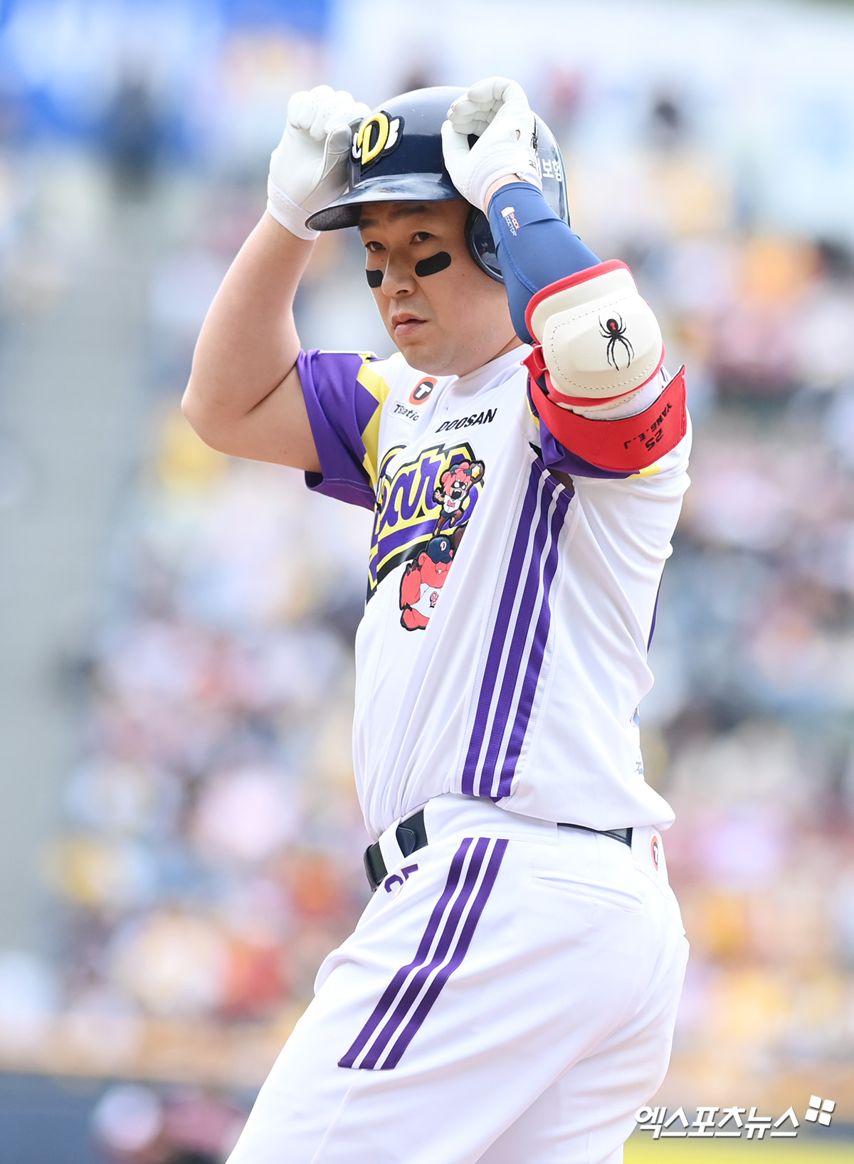 두산 베어스 포수 양의지가 5일 서울 잠실야구장에서 열린 2025 신한 SOL Bank KBO리그 LG 트윈스와의 팀 간 4차전에서 안타를 기록한 뒤 세리머니를 하고 있다. 사진 고아라 기자