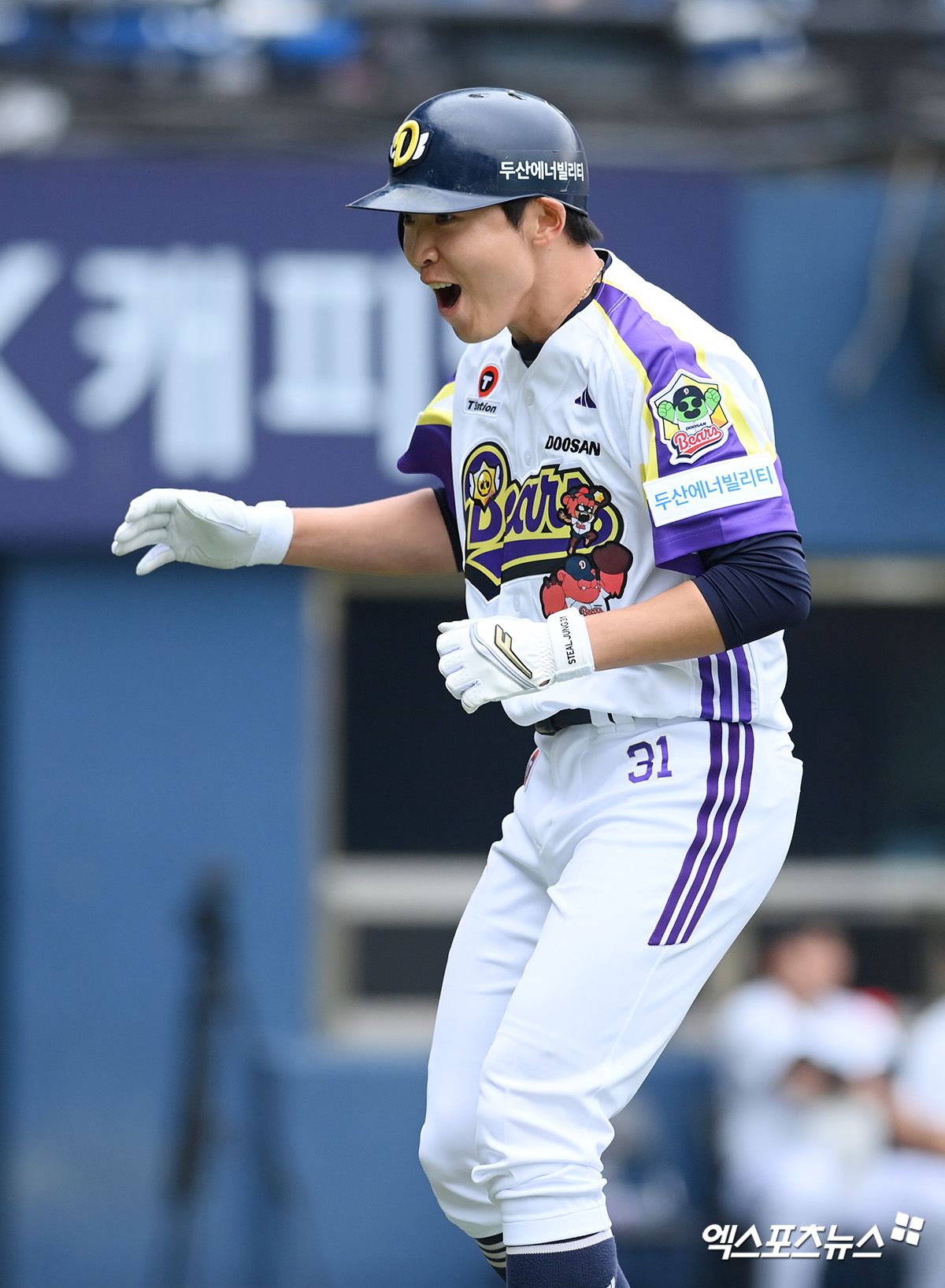 두산 베어스 외야수 정수빈이 5일 서울 잠실야구장에서 열린 2025 신한 SOL Bank KBO리그 LG 트윈스와의 팀 간 4차전에서 3회말 솔로 홈런을 기록한 뒤 기뻐하고 있다. 사진 고아라 기자