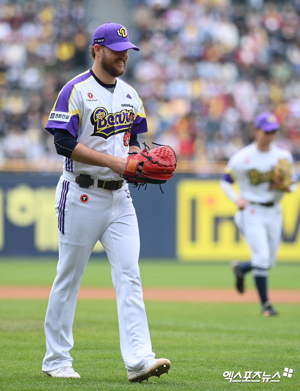 두산 베어스 외국인 투수 콜어빈이 5일 서울 잠실야구장에서 열린 2025 신한 SOL Bank KBO리그 LG 트윈스와의 팀 간 4차전에 선발등판, 6이닝 1실점 호투로 승리투수가 됐다. 사진 고아라 기자