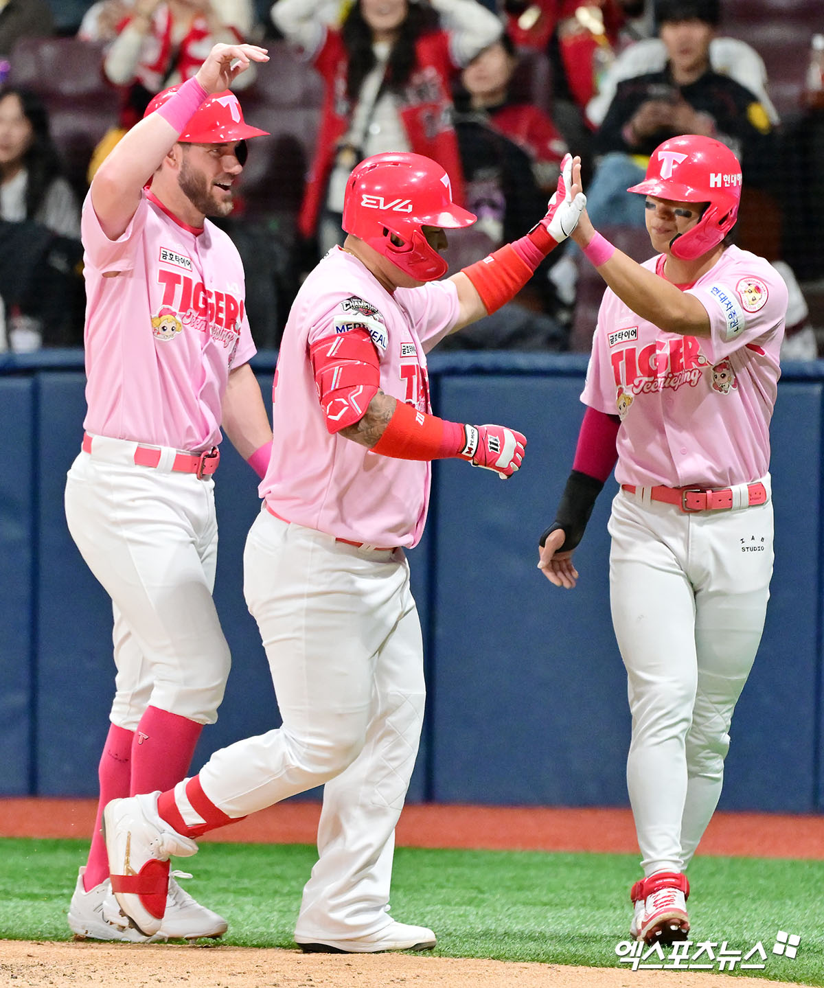 5일 오후 서울 구로구 고척스카이돔에서 열린 '2025 신한 SOL Bank KBO리그' KIA 타이거즈와 키움 히어로즈의 경기, 6회초 무사 1,3루 KIA 최형우가 스리런 홈런을 날린 후 김도영과 하이파이브를 하고 있다.  최형우는 KBO리그 통산 4번째 400홈런을 달성했다. 고척, 김한준 기자