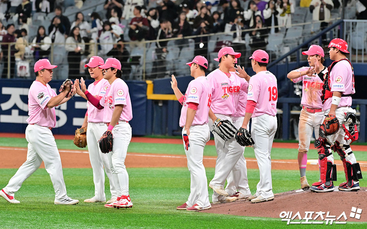 5일 오후 서울 구로구 고척스카이돔에서 열린 '2025 신한 SOL Bank KBO리그' KIA 타이거즈와 키움 히어로즈의 경기, KIA가 키움에 13:1로 대승을 거두며 3연패에서 탈출했다.  이날 경기에서 승리한 KIA 선수들이 기뻐하고 있다. 고척, 김한준 기자