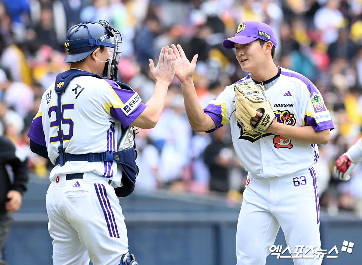두산 베어스 마무리 투수 김택연(오른쪽)이 5일 서울 잠실야구장에서 열린 2025 신한 SOL Bank KBO리그 LG 트윈스와의 팀 간 4차전에서 1이닝 1피안타 2탈삼진 무실점으로 시즌 3세이브를 기록했다. 사진 고아라 기자