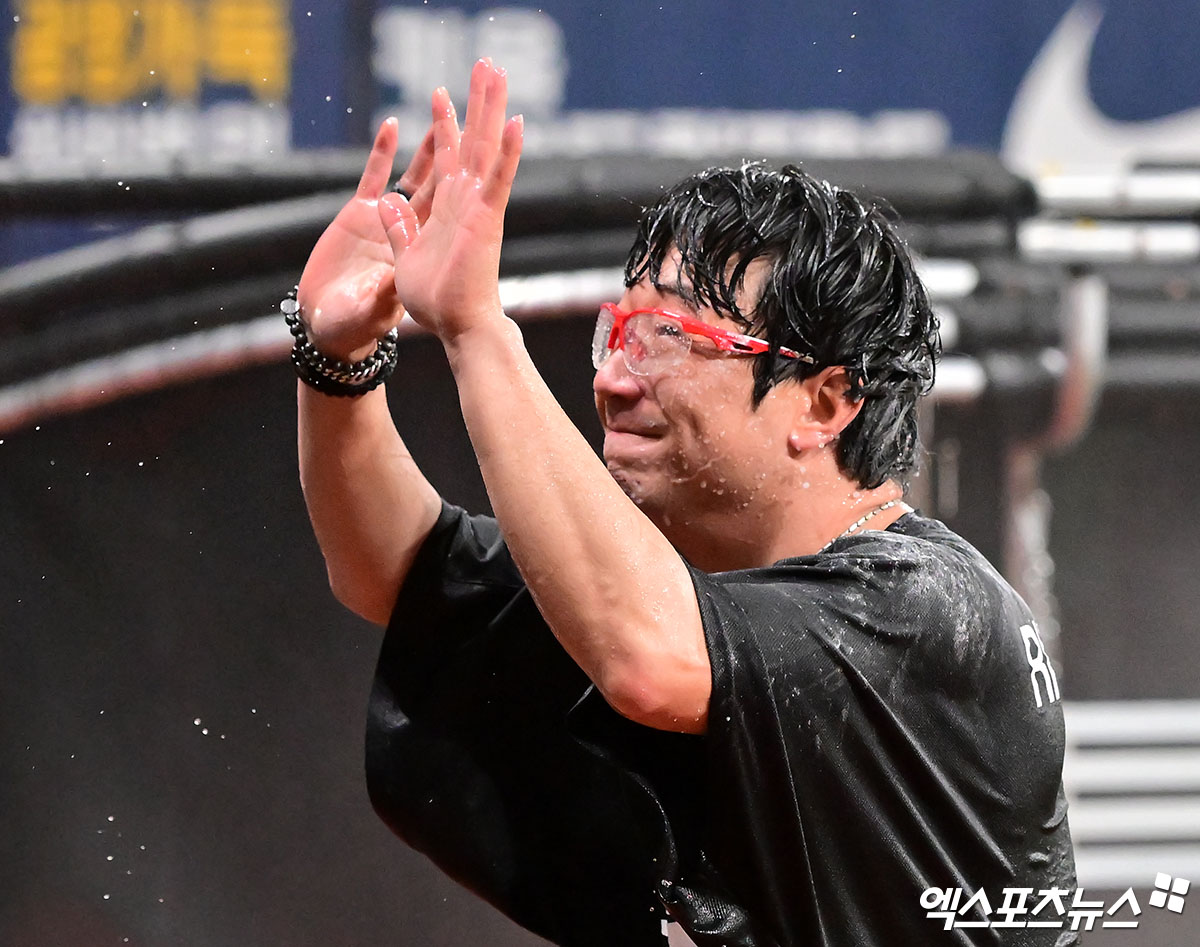 5일 오후 서울 구로구 고척스카이돔에서 열린 '2025 신한 SOL Bank KBO리그' KIA 타이거즈와 키움 히어로즈의 경기, KIA가 키움에 13:1로 대승을 거두며 3연패에서 탈출했다.  이날 경기에서 180승을 달성한 KIA 양현종이 축하물세례를 맞은 후 관중들에게 인사를 하고 있다. 고척, 김한준 기자