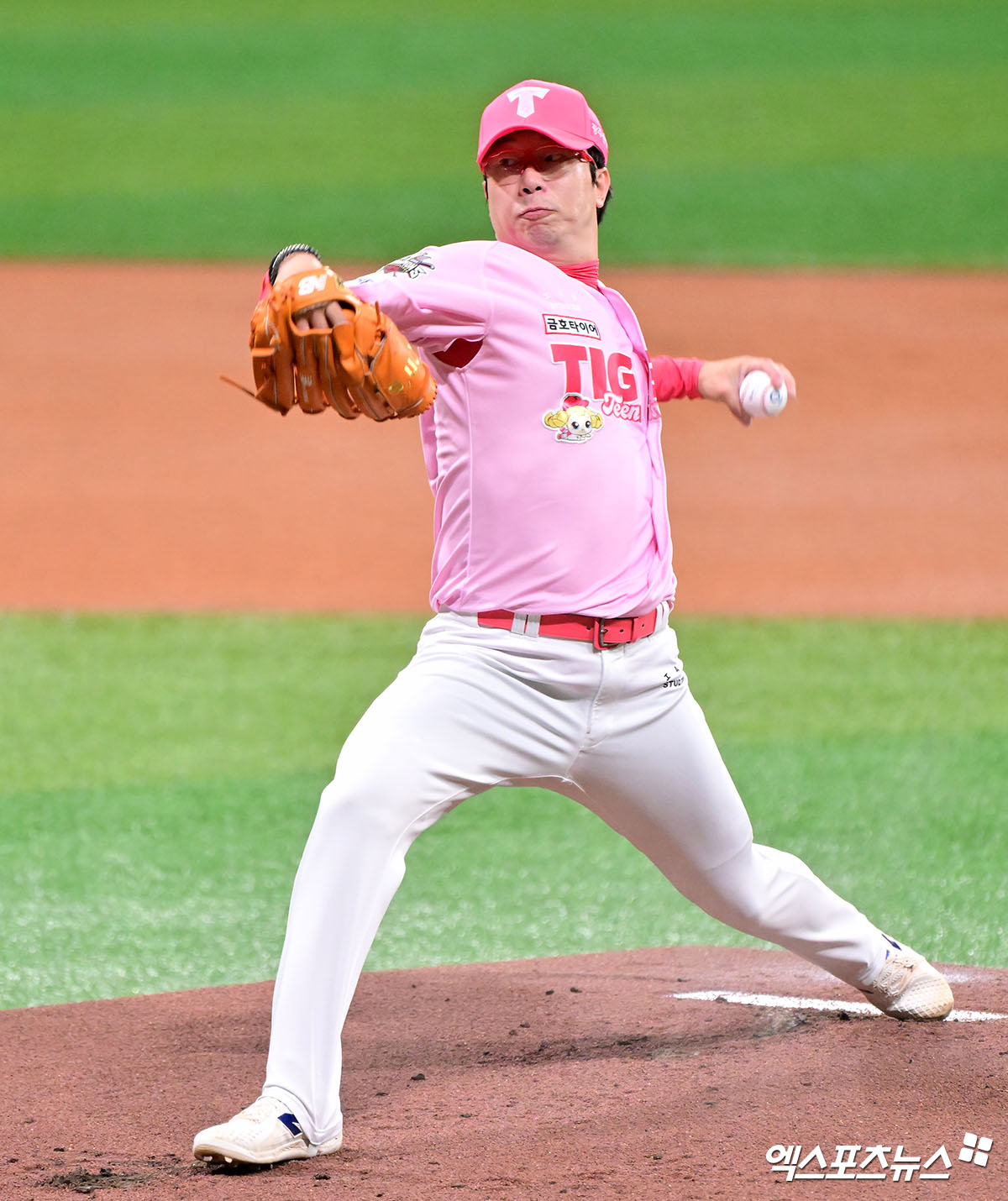 5일 오후 서울 구로구 고척스카이돔에서 열린 '2025 신한 SOL Bank KBO리그' KIA 타이거즈와 키움 히어로즈의 경기, 1회말 KIA 선발투수 양현종이 공을 힘차게 던지고 있다. 고척, 김한준 기자