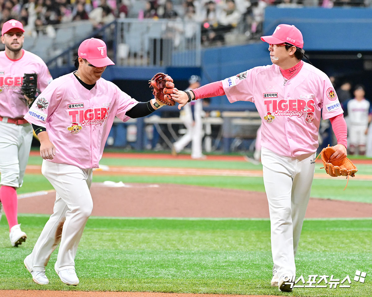 5일 오후 서울 구로구 고척스카이돔에서 열린 '2025 신한 SOL Bank KBO리그' KIA 타이거즈와 키움 히어로즈의 경기, 3회말 수비를 마친 KIA 양현종이 김선빈과 하이파이브를 하고 있다. 고척, 김한준 기자