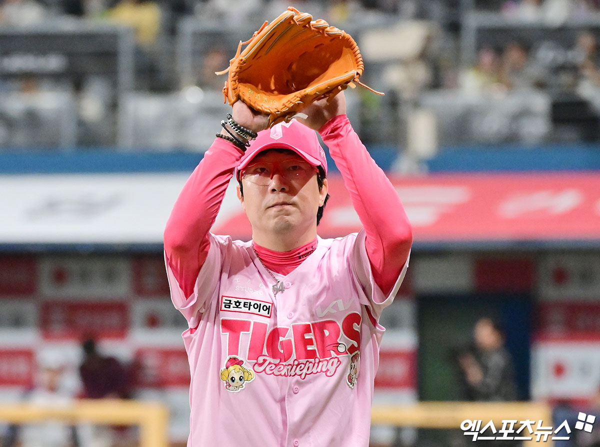 5일 오후 서울 구로구 고척스카이돔에서 열린 '2025 신한 SOL Bank KBO리그' KIA 타이거즈와 키움 히어로즈의 경기, 6회말 수비를 마친 KIA 양현종이 관중석을 향해 인사를 하고 있다. 고척, 김한준 기자