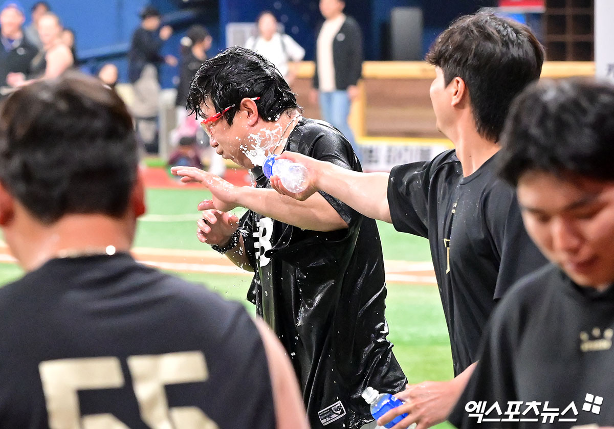 5일 오후 서울 구로구 고척스카이돔에서 열린 '2025 신한 SOL Bank KBO리그' KIA 타이거즈와 키움 히어로즈의 경기, KIA가 키움에 13:1로 대승을 거두며 3연패에서 탈출했다.  이날 경기에서 180승을 달성한 KIA 양현종이 축하 물세례를 받고 있다. 고척, 김한준 기자