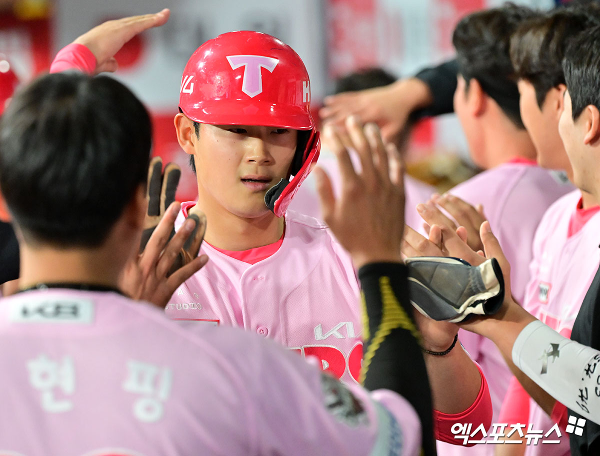 5일 오후 서울 구로구 고척스카이돔에서 열린 '2025 신한 SOL Bank KBO리그' KIA 타이거즈와 키움 히어로즈의 경기, 2회초 1사 만루 KIA 정해원이 박찬호의 2타점 적시타때 득점에 성공하고 있다. 고척, 김한준 기자